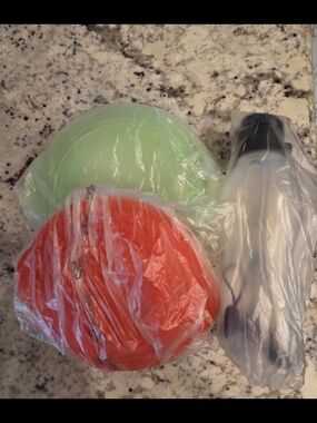 Tupperware Flatout Red and Green Pet Bowls with Water Bottle